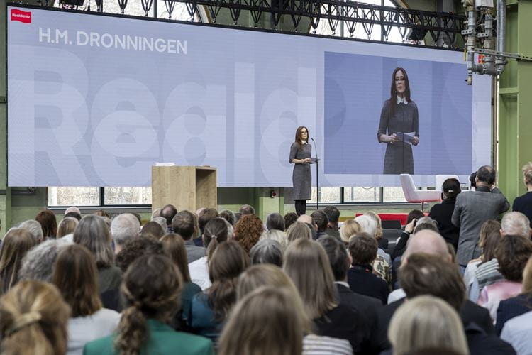 Hendes Majestæt Dronningen åbnede konferencen Vores Livskvalitet, som fandt sted i Lokomotivværkstedet i København den 20. marts 2025, på International Day of Happiness.