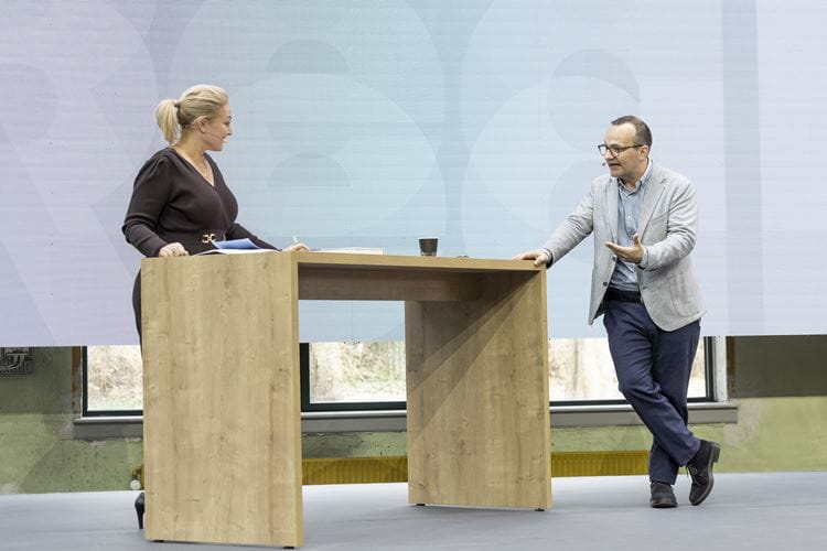 Analysechef i Realdania Henrik Mahncke præsenterede fra scenen hovedpointerne fra undersøgelsen af danskernes livskvalitet. Her i selskab med moderator Stéphanie Surrugue.