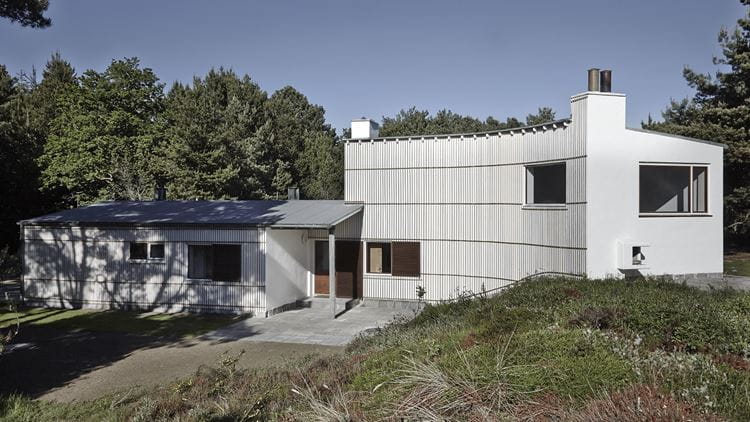 Oplev Arne Jacobsens eget sommerhus, hvor han hentede inspiration til former og farver.
