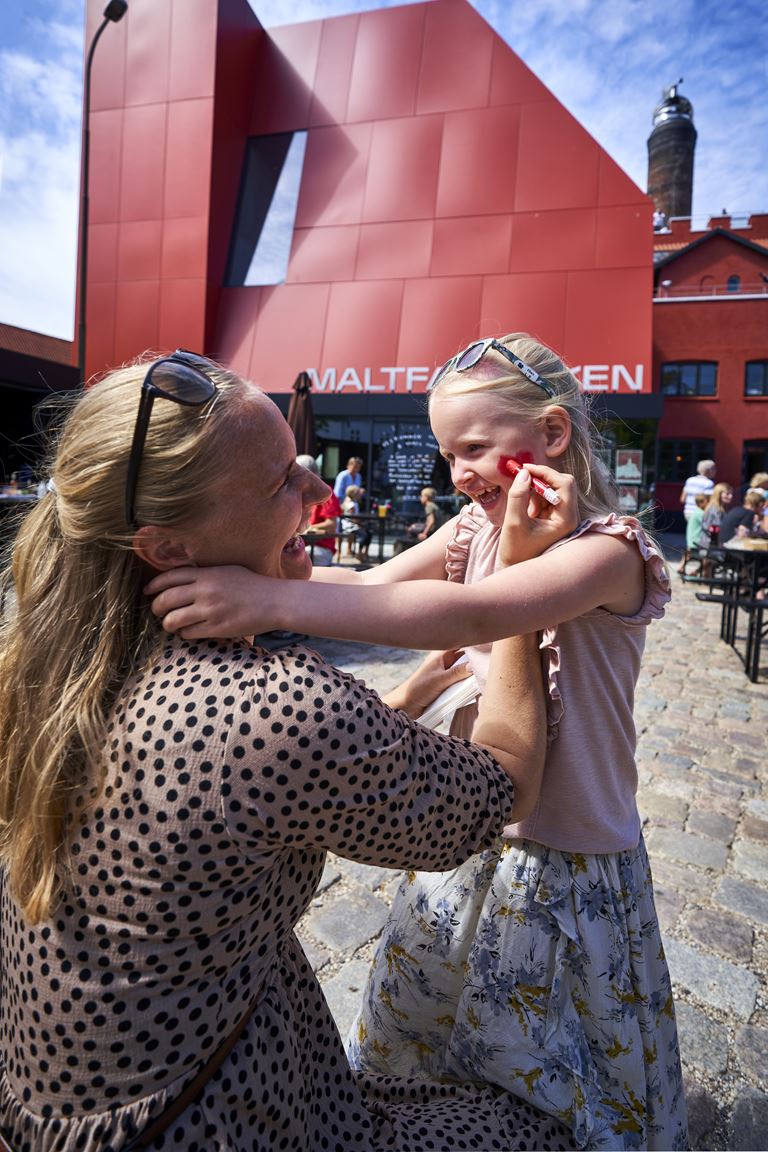 Børn og voksne bydes indenfor på Maltfabrikken