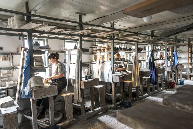 150 år og stadigvæk moderne – bliv klog på keramikken på Hjorths fabrik