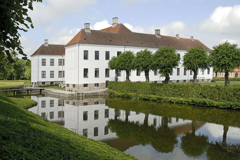 Kom bag om bogen "Her er DK"