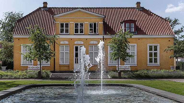 Oplev et senklassicistisk landsted midt i byen