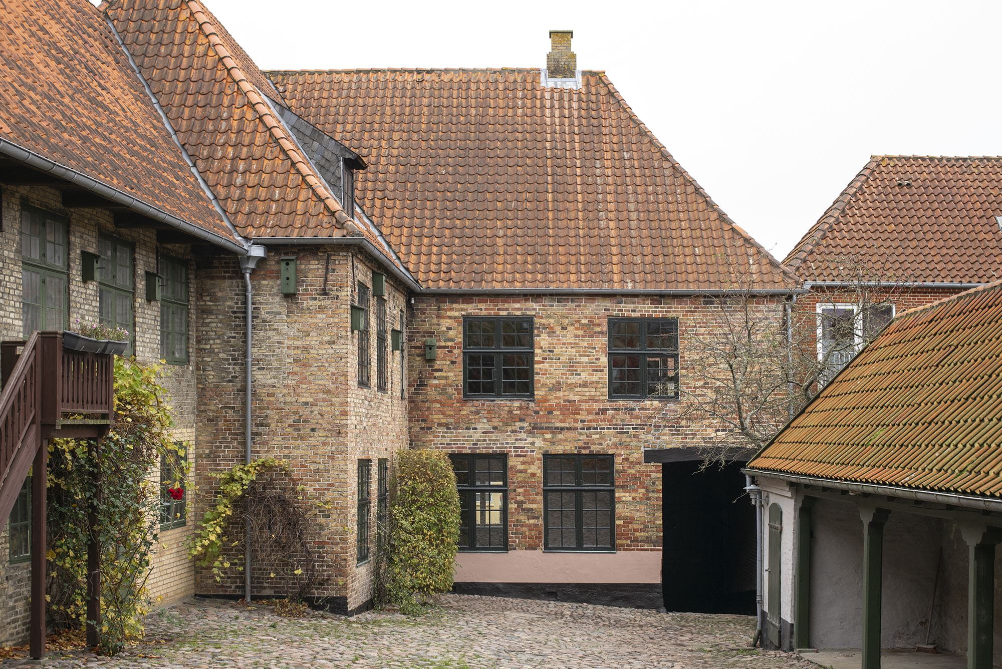 Det historiske industrianlæg, Marcussens Gård, består af flere sammenbyggede bygninger. Den ældste bygning er forhuset fra 1723.