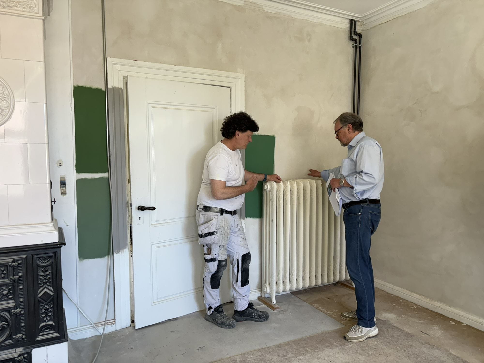Realdania By & Bygs arkitekt og projektchef Frants Frandsen (th.) og malermester Torben Smed i gang med farveudvælgelse til en af stuerne i Marcussens Gård. Klik på næste billede for at se det færdige resultat.
