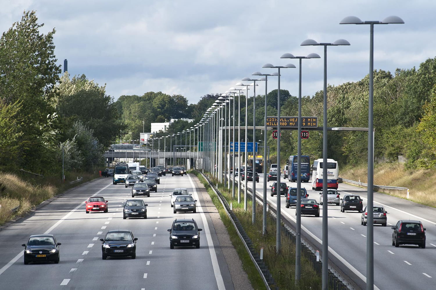 Den moderne forstad er bygget efter idealer om adskillelse af funktioner og lav tæthed. En bagside ved dette er høj bilafhængighed. 