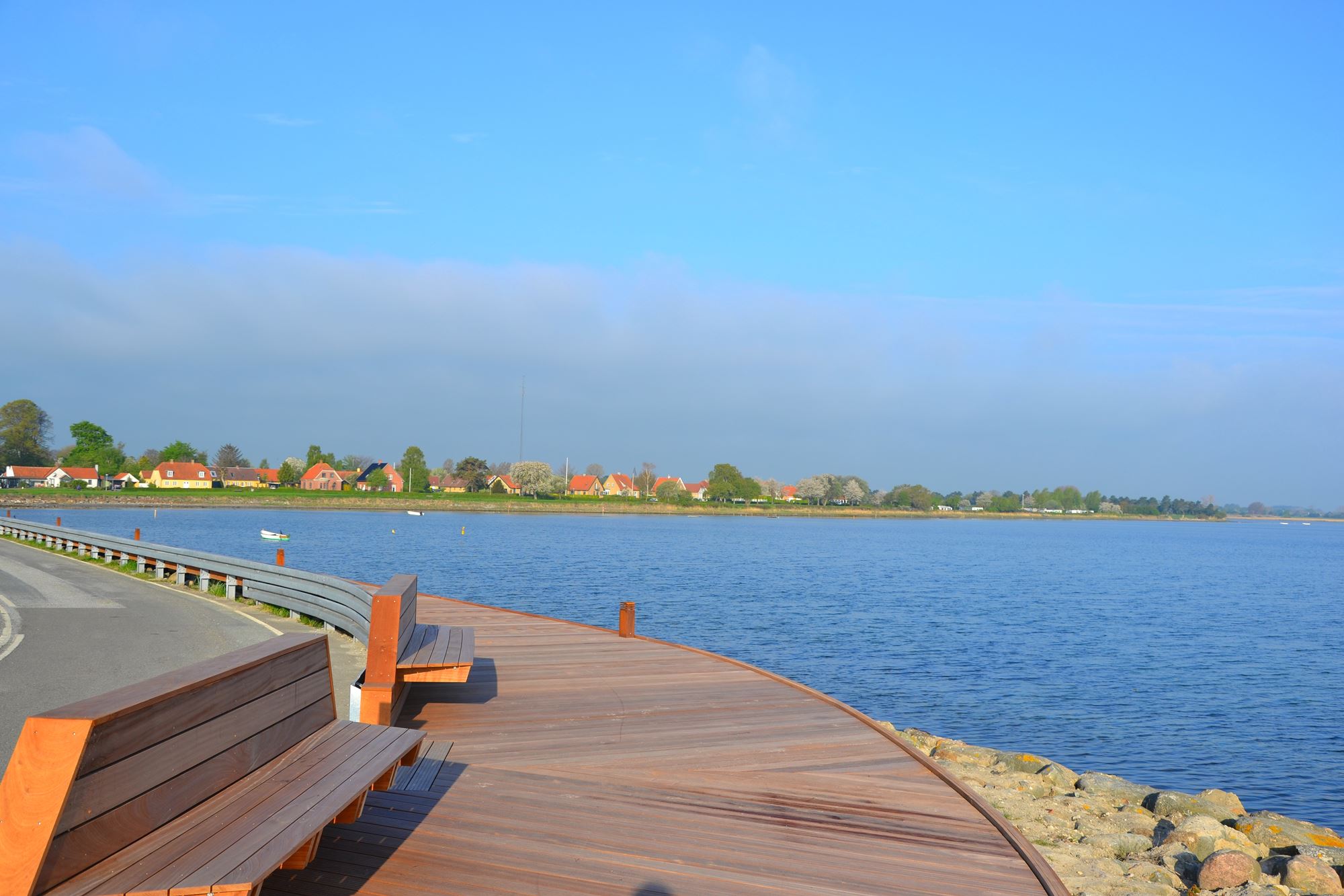 Lolland Kommune har i samarbejde med Realdania og beboerne i landsbyerne gennemført projektet Porten til Lolland. Det betyder, at de mange turister fremover får et bedre indtryk af Lolland – og beboerne får bedre samlingssteder og forbindelser mellem landsbyerne.
