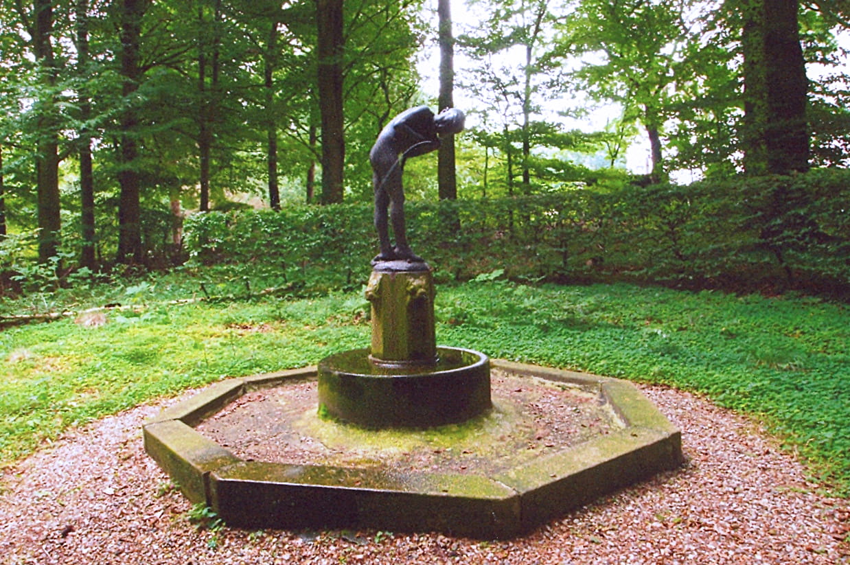 Anders Bundgårds springvand fra 1918 af den lumske dreng.