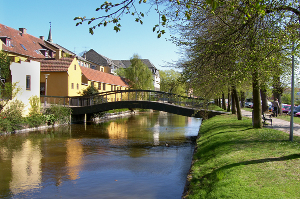 Kanalen er Frederiksværks historiske &quot;skelet&quot;. Vandet i kanalen var driftkraft for byens historiske industrikomplekser, og hele grundlaget for at byen blev  .
