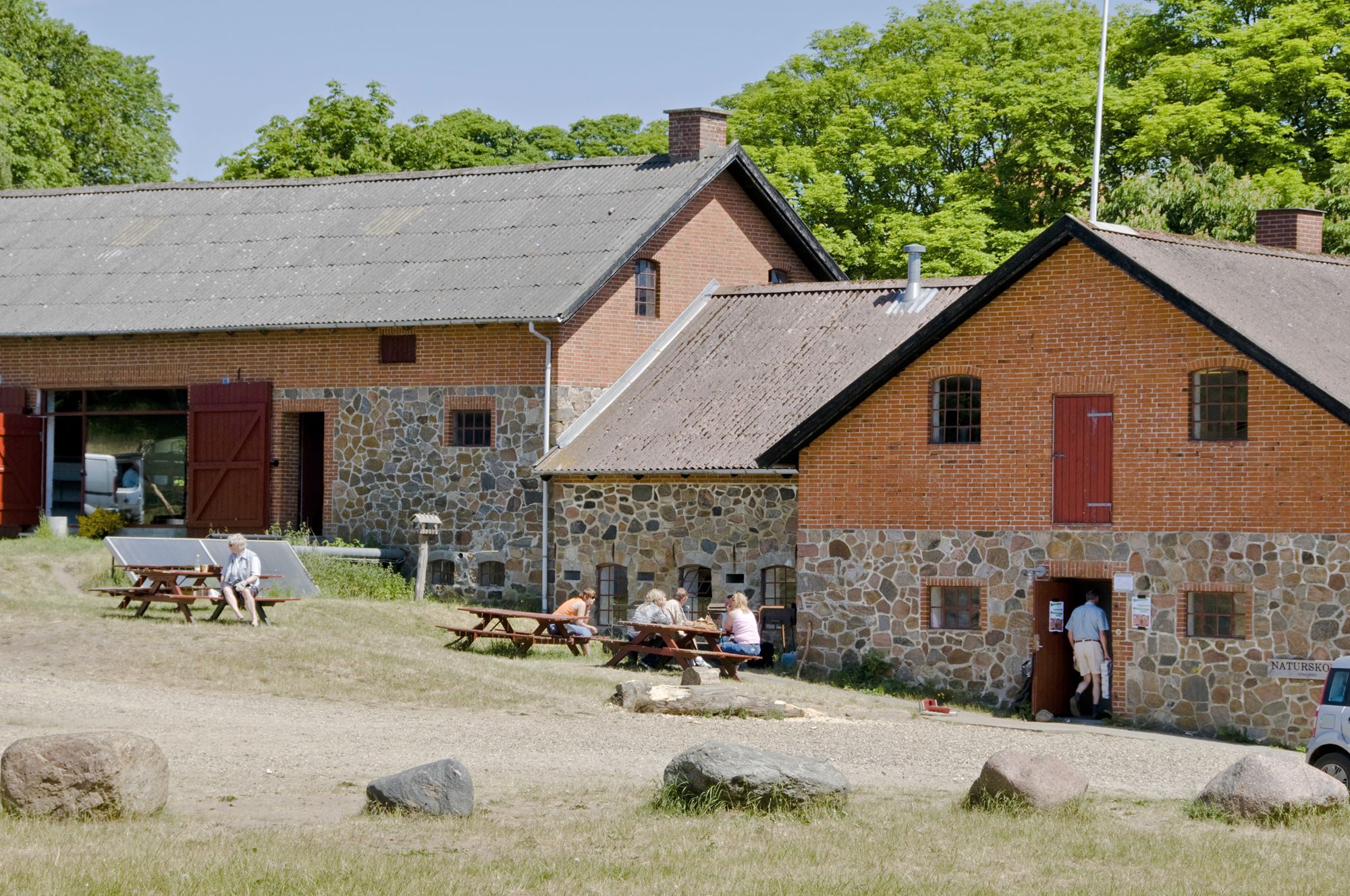 Herbergerne ligger placeret langs Hærvejen fra Viborg og ned til Padborg ved grænsen, og de kan benyttes af både pilgrimme, vandrere, cyklister og ridende