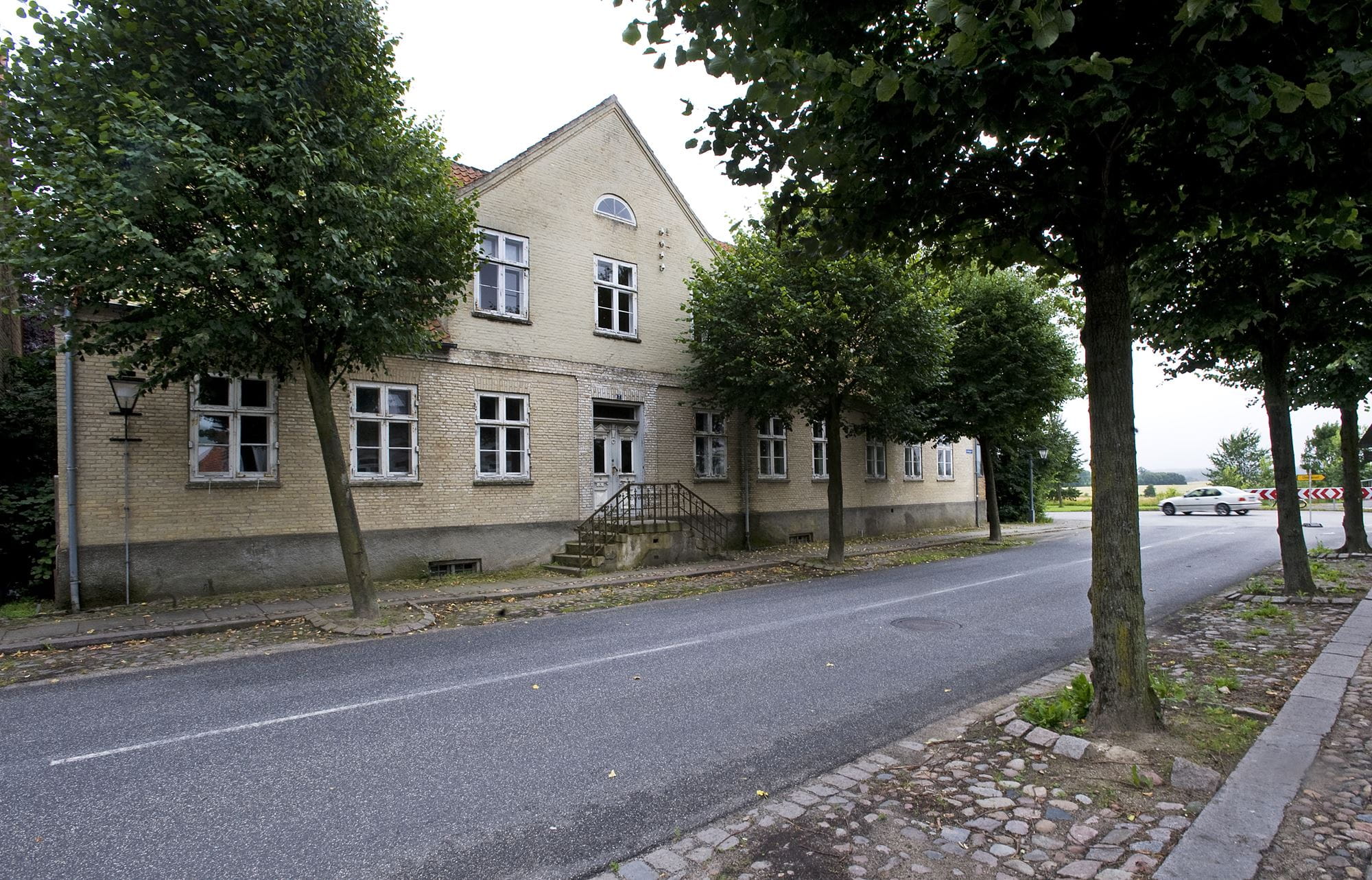 Ved porten til Christiansfeld ligger Lindegade 2, der netop står overfor påbegyndelsen af et omfattende restaureringsarbejde.