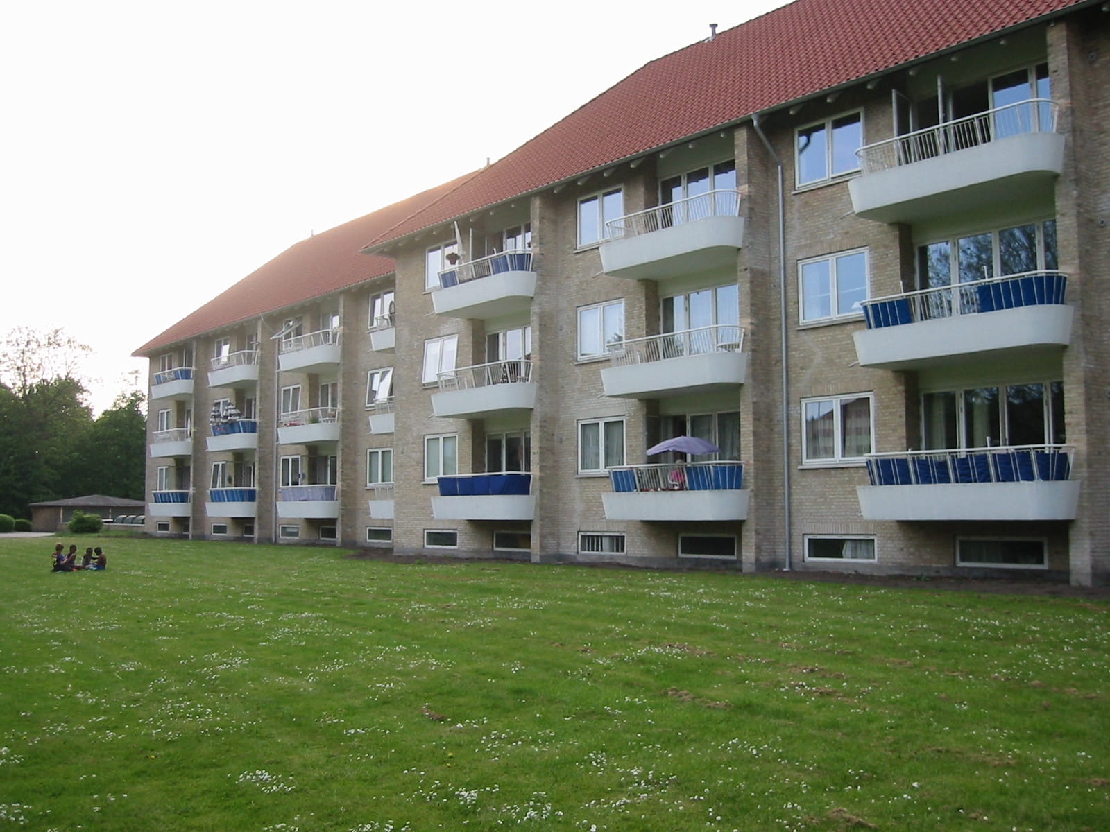 Det almene boligbyggeri fra 1940'erne og 1950'erne er kendetegnet ved en tradition, hvor murværk, arkitektur og bygherrevilje gik op i en højere enhed.