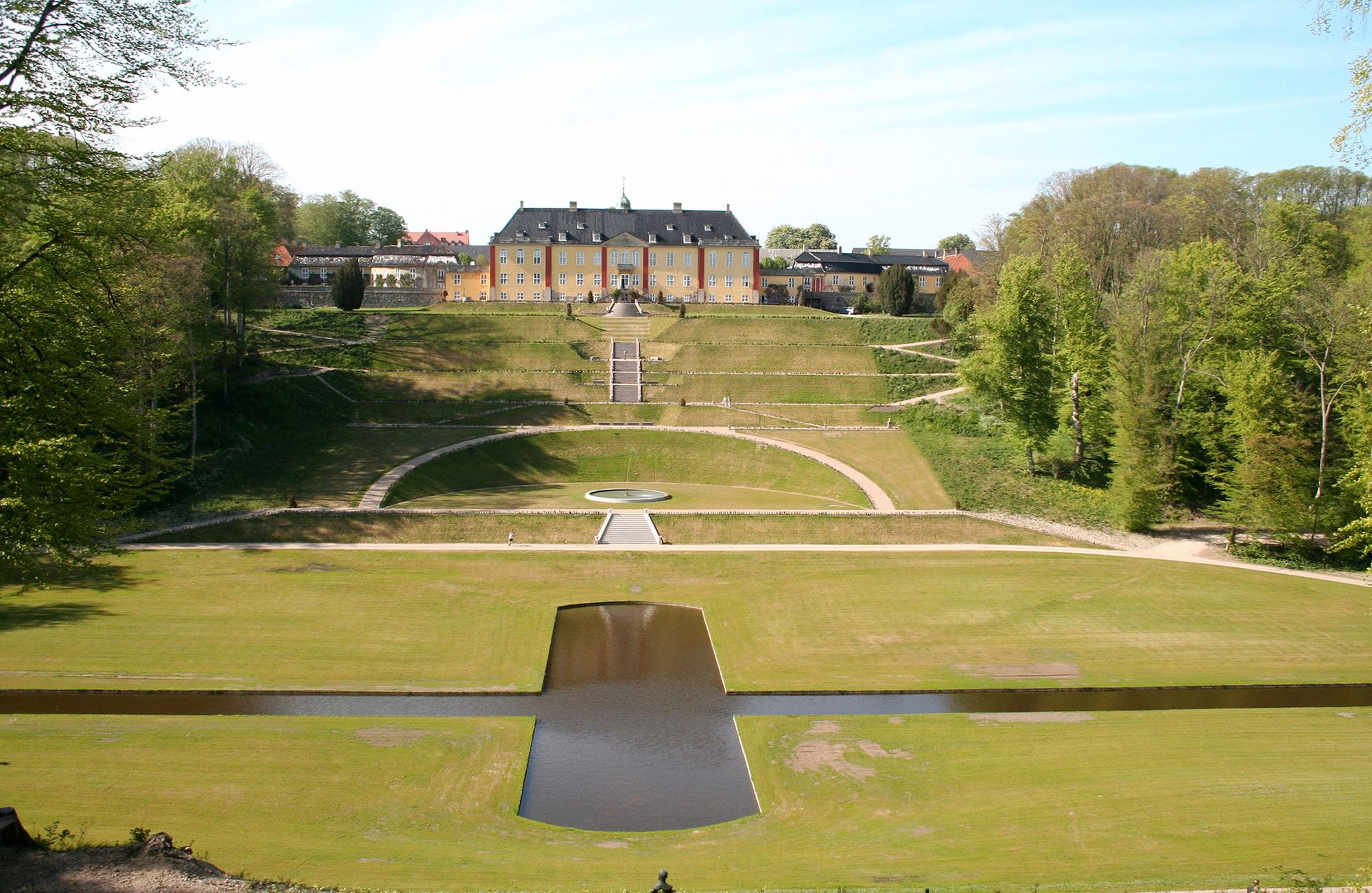 Den nyrenoverede park set fra den nordlige skråning op mod slottet