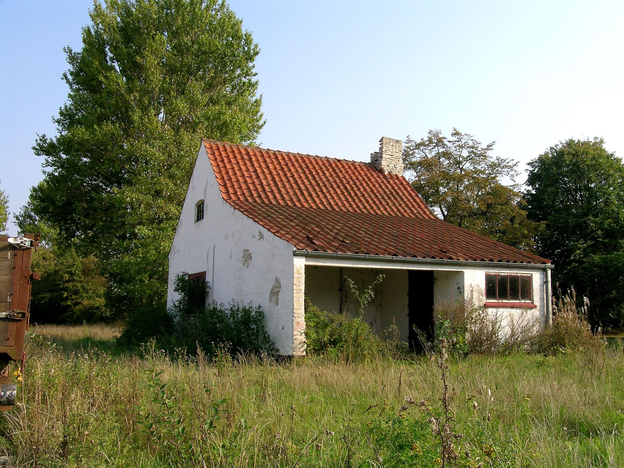 Den gamle smedje er nu blevet restaureret og gjort til en aktiv del af det gamle herregårdsanlæg. Her ses smedjen før restaureringen