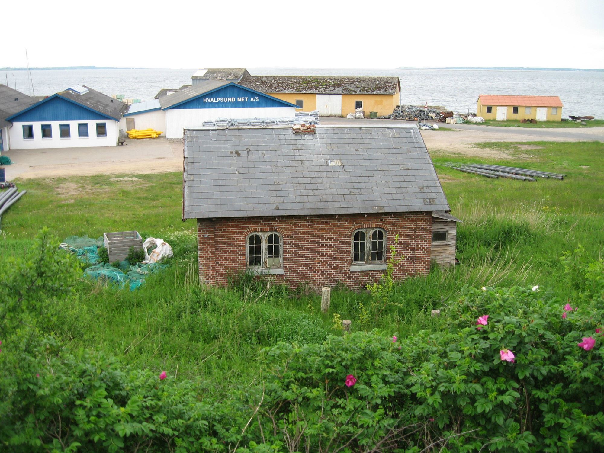 Logihuset med havnen i Hvalpsund i baggrunden