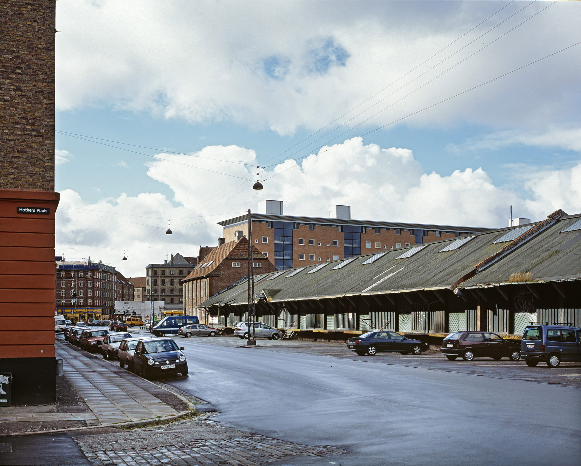 Superkilen rummer historier fra godt 60 lande, der er til stede i form af alt fra legeredskaber og fitnessudstyr til kloakdæksler og skraldespande. Historierne på Superkilen kan udforskes via en ny APP.