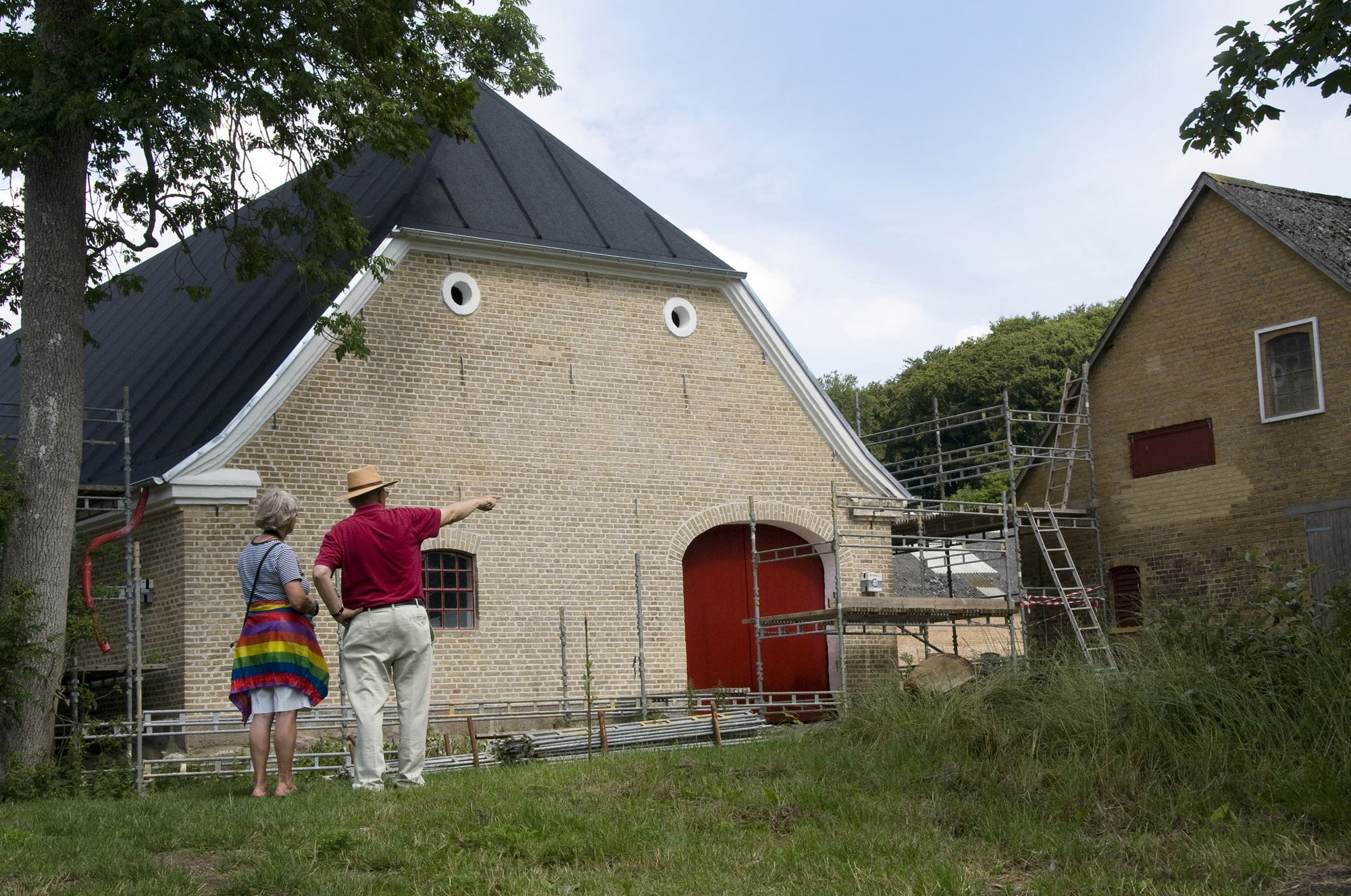 Den hundrede år gamle Vestermølle ved Skanderborg Sø forener lokale ildsjæles engagement med genanvendelse af bygningsarven. På Vestermølle har en lang række fonde finansieret flere faser med renovering af gårdanlægget, der nu benyttes som hjemsted for en række sociale og kulturelle lokalforeninger.
