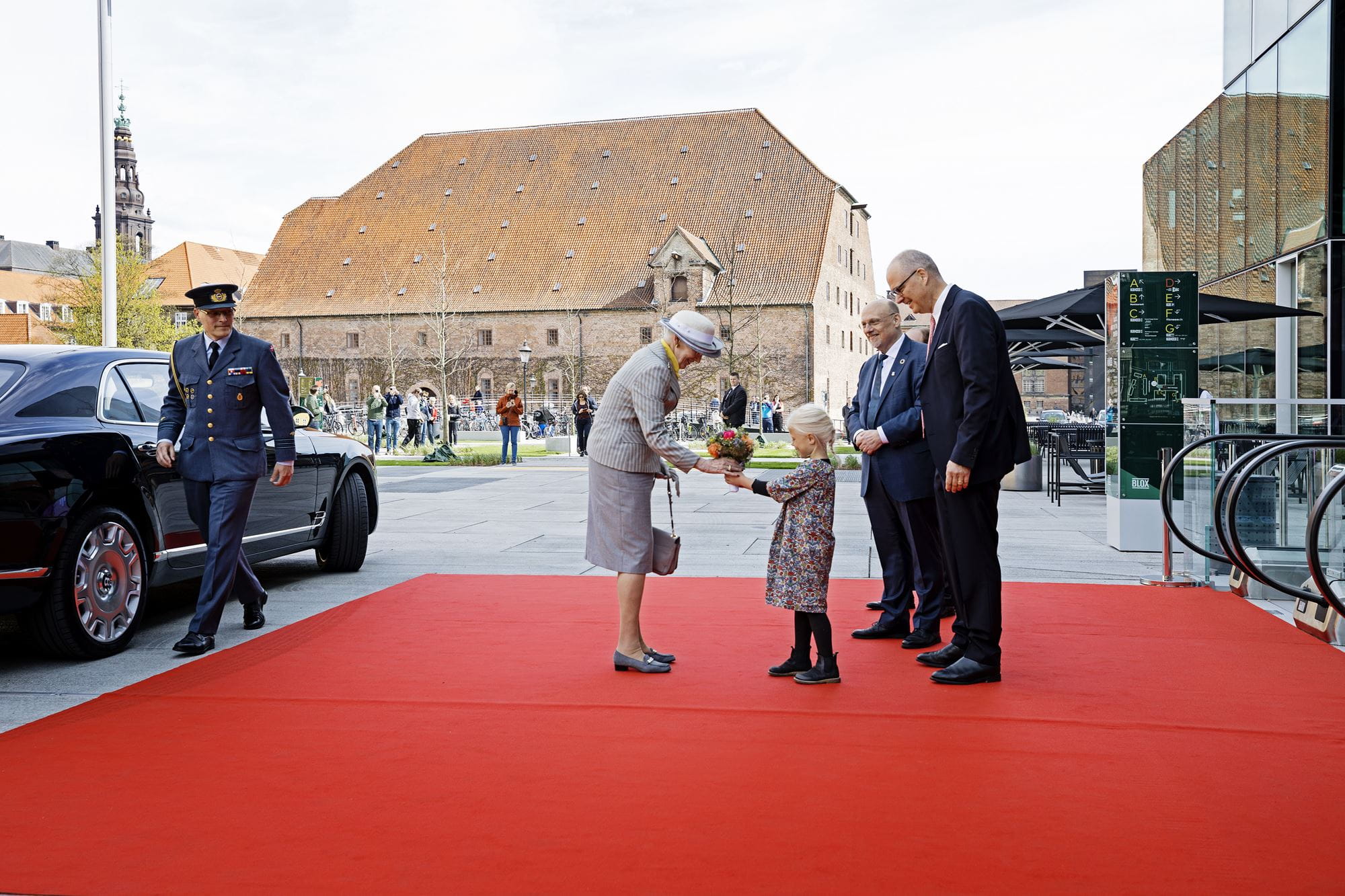 H.M. Dronningen bliver modtaget ved BLOX af blandt andet Realdanias bestyrelsesformand, Michael Brockenhuus-Schack. Officiel indvielse af BLOX. 4. maj 2018.