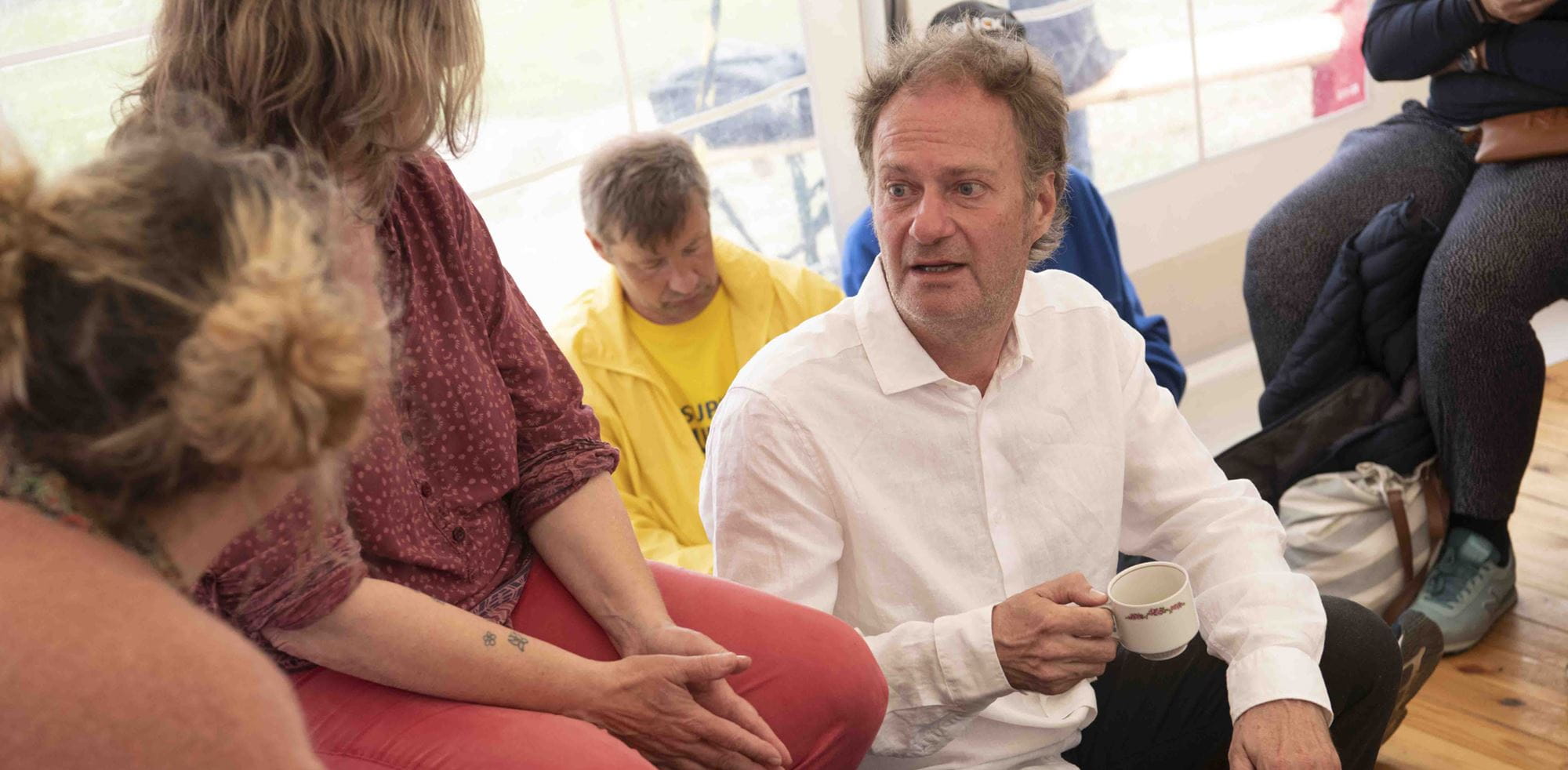 Forfatter Knud Romer, instruktør Anna Emma Haudal og forsker Pia Heike Johansen er mødtes til en samtale om livskvalitet i yderområderne – og om de mange fordomme om både by og land.