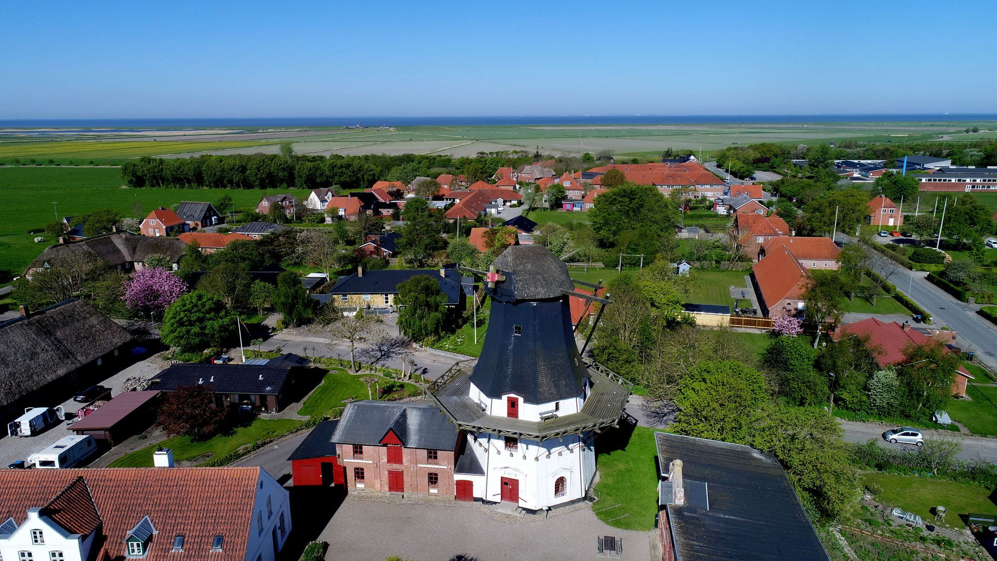 I de to kornmagasiner ved Højer Mølle åbner udstillingerne om Tøndermarsken.