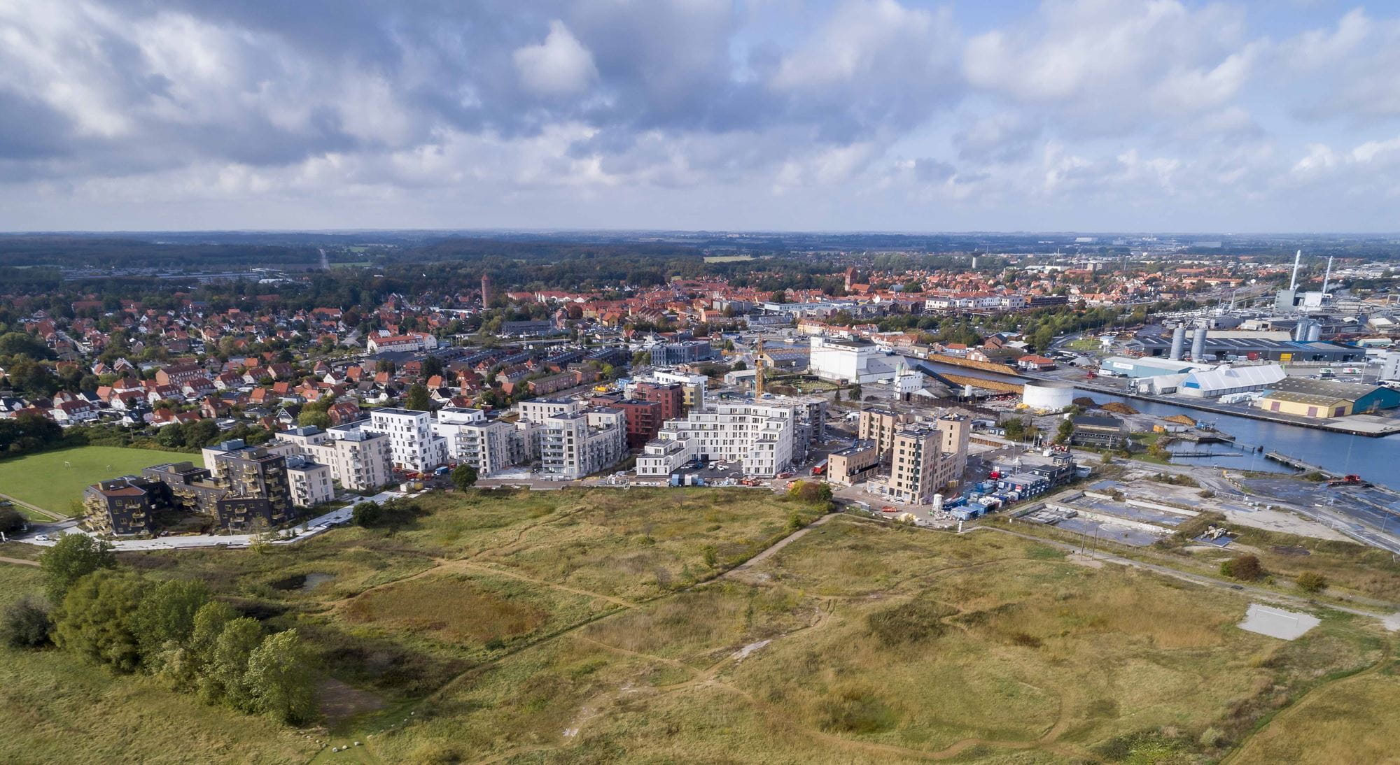 Et nyt boligområde på Køges Søndre Havn med synlig arkitektonisk mangfoldighed. Yderst til højre ses grunden, hvor PensionDanmark skal opføre fem karréer. 