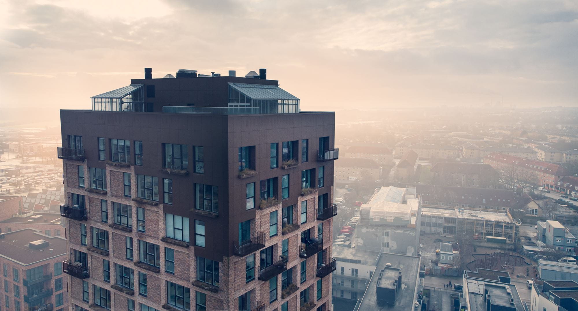 En stigende efterspørgsel på boliger og de stigende grundpriser i vækstbyerne har gjort det attraktivt for udviklere og investorer at bygge nye boliger i højden.