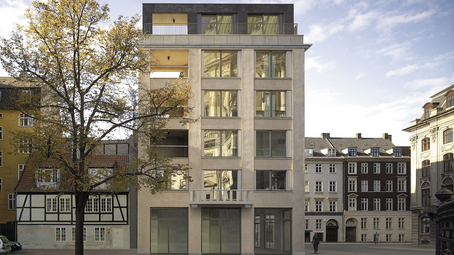 Husets facade mod Fredriksgade. Husets sidste fag mod venstre er et udendørs overdækket loggia-rum.
