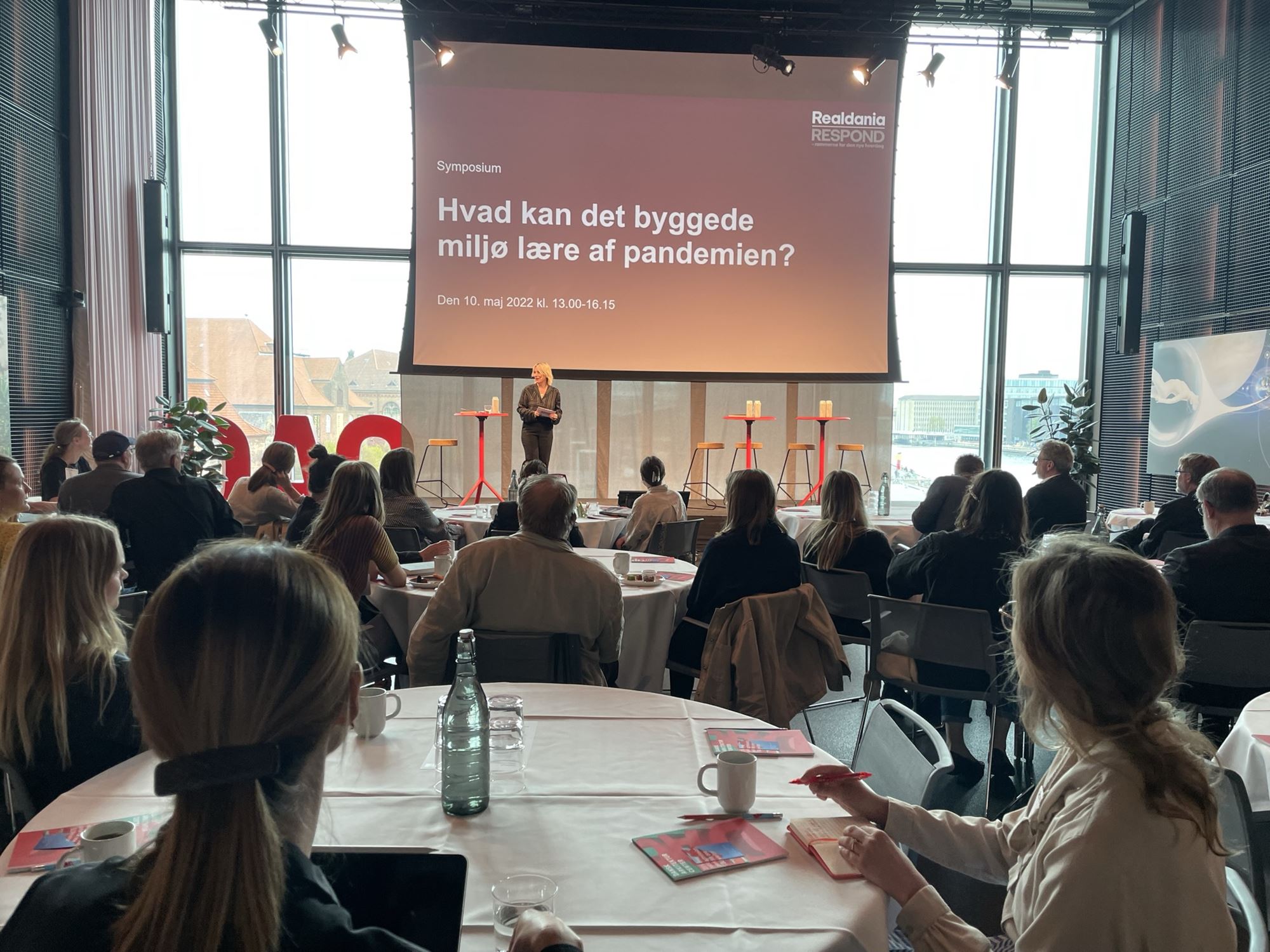 I forbindelse med indsatsen RESPOND blev 20 forskere og videnspersoner i efteråret 2021 inviteret til at skrive en række essays. Med udgangspunkt i hver deres faglighed har de reflekteret over pandemiens indflydelse og potentialer for forandring. De mange essays er samlet i publikationen ’Refleksioner fra en pandemi’, og flere af bidragsyderne var med på symposiet i BLOX.