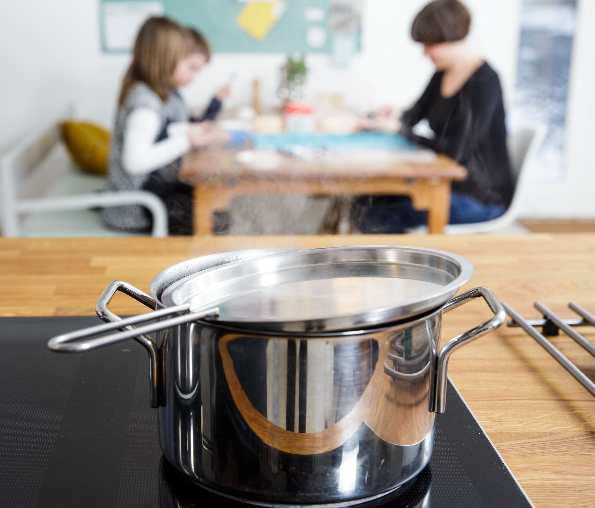 Madlavning og vasketøj er en stor del af danskernes hverdag, og noget af det, der kræver udluftning. Når vi ikke får luftet ordentligt ud i vores bolig, ophobes forureninger indendørs. I mange boliger kniber det med at få luftet ud flere gange om dagen, som anbefalingen lyder på.