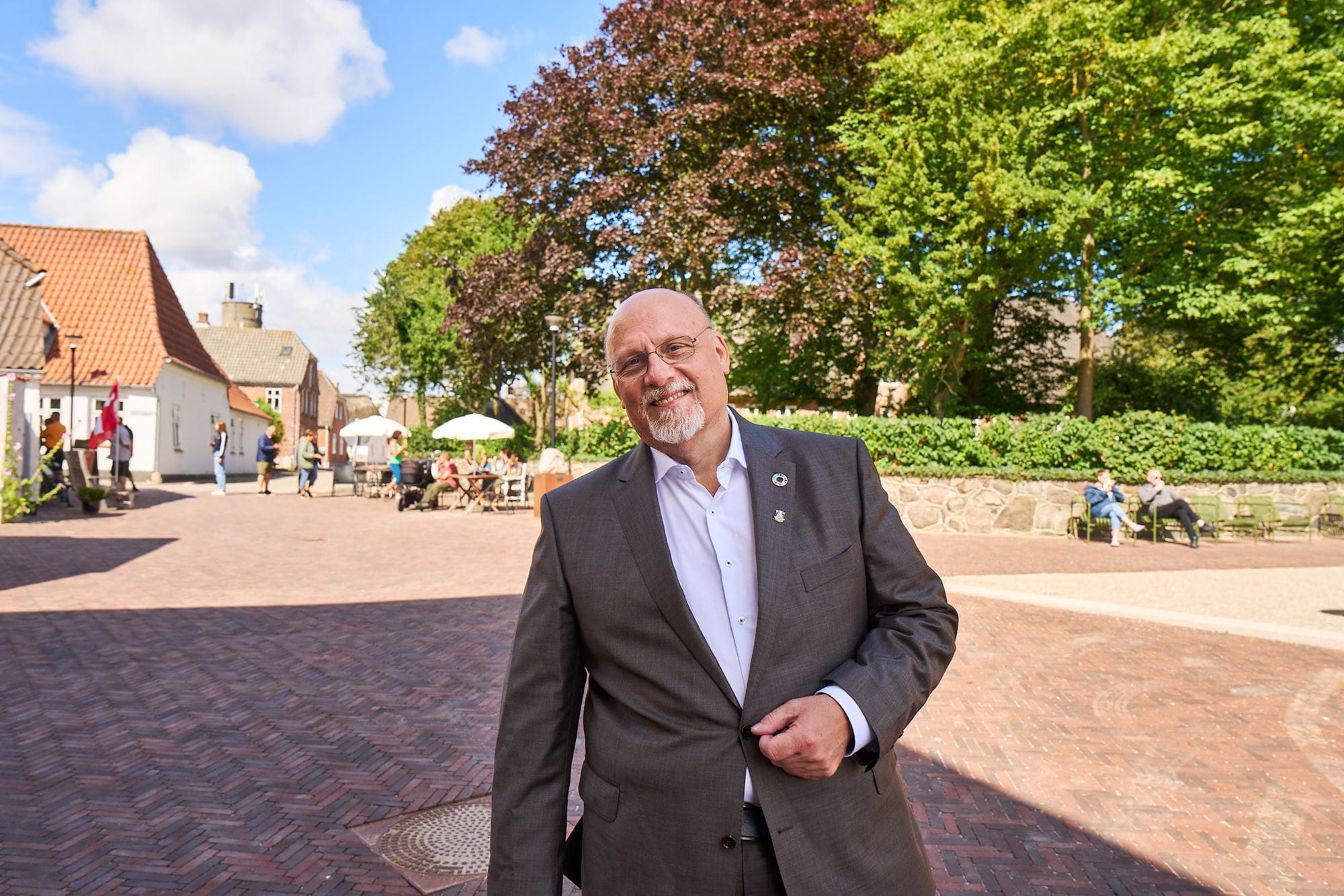Adm. direktør Jesper Nygård på besøg i Højer. Sammen med Tønder Kommune og andre partnere har Realdania over en årrække arbejdet med at give byen og hele området et løft, så det er blevet et endnu mere attraktivt sted at bo og besøge.