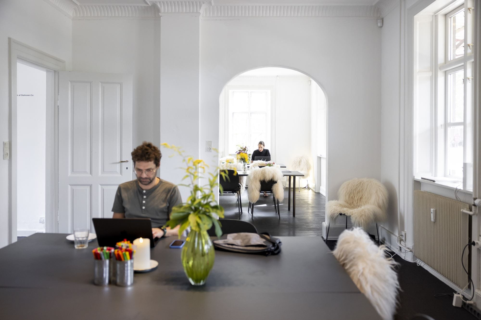 På Sorø Station ligger den såkaldte ’on demand-arbejdsplads’ Stationen.Co, som huser alt fra selvstændige og distancearbejdere til startups, ph.d.-studerende og kreative. Mennesker, der søger et centralt beliggende kontorfællesskab tæt på hjem – uden at være hjemme.