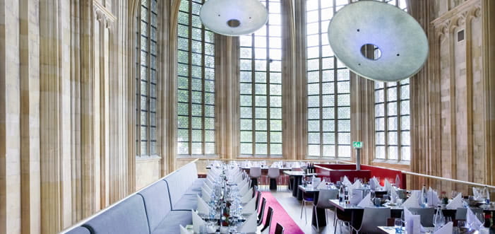 Kruisherenhotel: Den hollandske kæde Chateau Hotels & Restaurants har omdannet et tidligere kloster og kapel til eksklusivt hotel. Hotellet er eksempel på, hvor elegant og respektfuldt en kirkebygning kan omdannes – også til funktioner, der umiddelbart ligger langt væk fra den oprindelige.