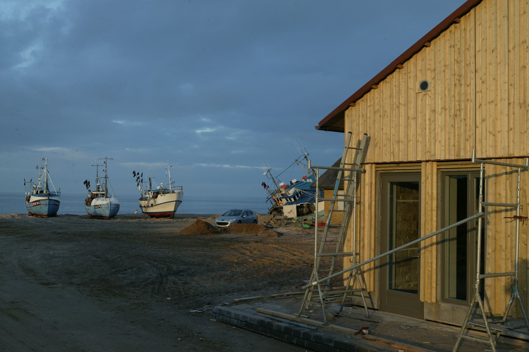 Det nye fiskepakhus rummer funktioner, der på én gang udvikler landingspladsen som en levende, moderne arbejdsplads og derved bidrager til, at fiskerlejet fortsat vil være en unik attraktion, hvor man kan opleve en særlig kystkultur i fuld aktivitet. 