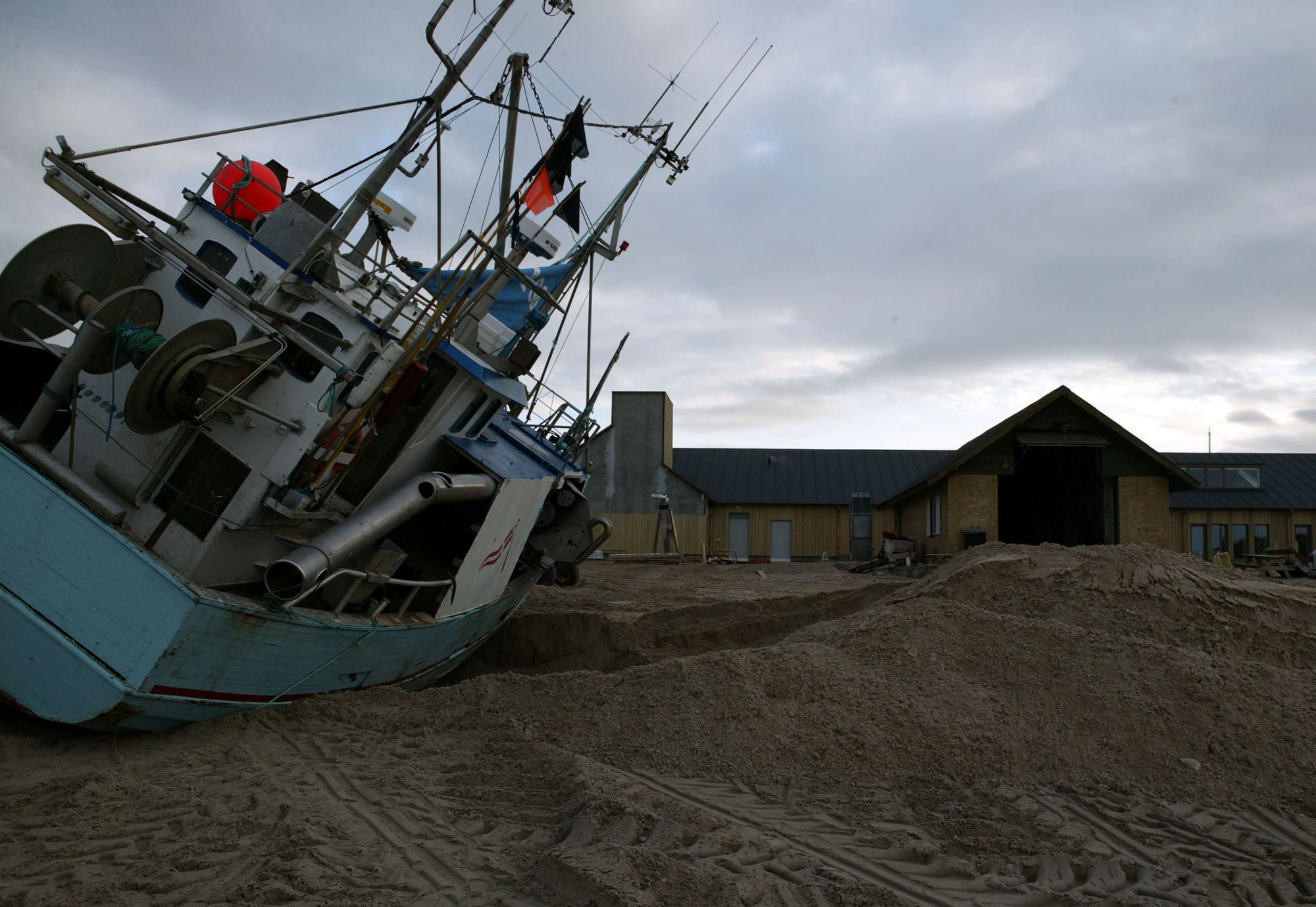 Pakhuset har gode forhold for fiskerne, som nu har let adgang til is og kølerum. Samtidig giver de nye faciliteter fiskepakhusets medarbejdere og lokalsamfundets unge, der mødes og renser fisk på pladsen ved pakhuset, moderne og sikre arbejdsforhold.