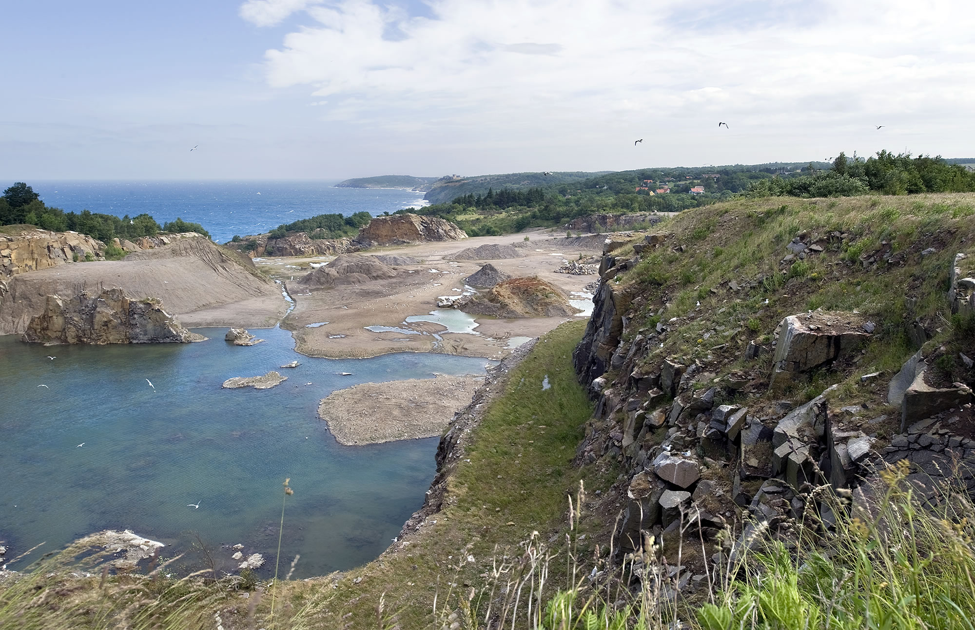 Indtil for nylig brød store maskiner granit i Vang Granitbrud på Bornholm. I dag er det dramatiske landskab iscenesat til oplevelser som klatring, fugleobservation, cykling og storslåede ture i naturen. Projektet er en del af Realdanias yderområde-kampagne Mulighedernes Land.