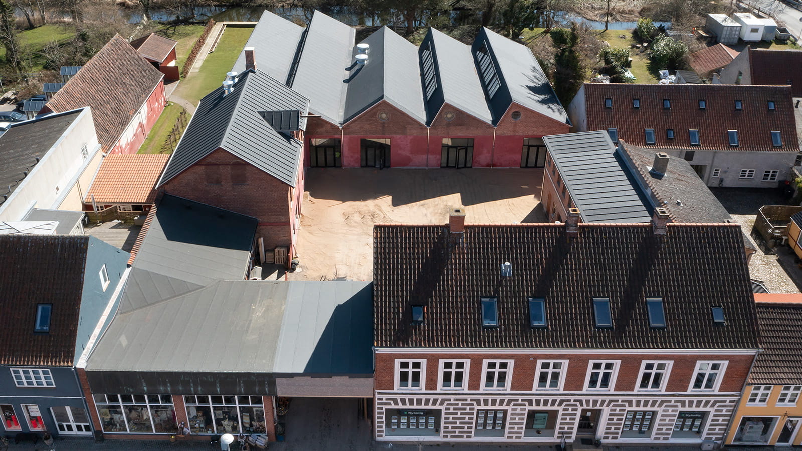 De fem produktionshaller med den savtakkede tagkonstruktion stod færdige i 1898, hvor støberiet og maskinfabrikken åbnede.