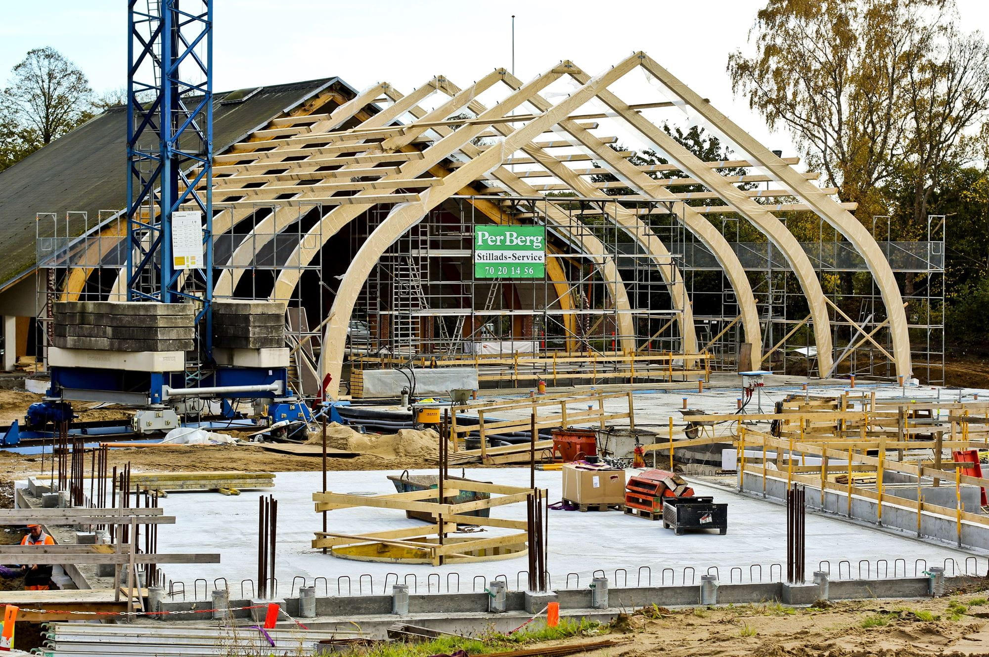 Betonstøbningen til vandtræningstræningscentrets nye svømmehal er også i fuld gang. Her bliver et af de nyskabende elementer en rutsjebane tilgængelig for kørestolsbrugere.