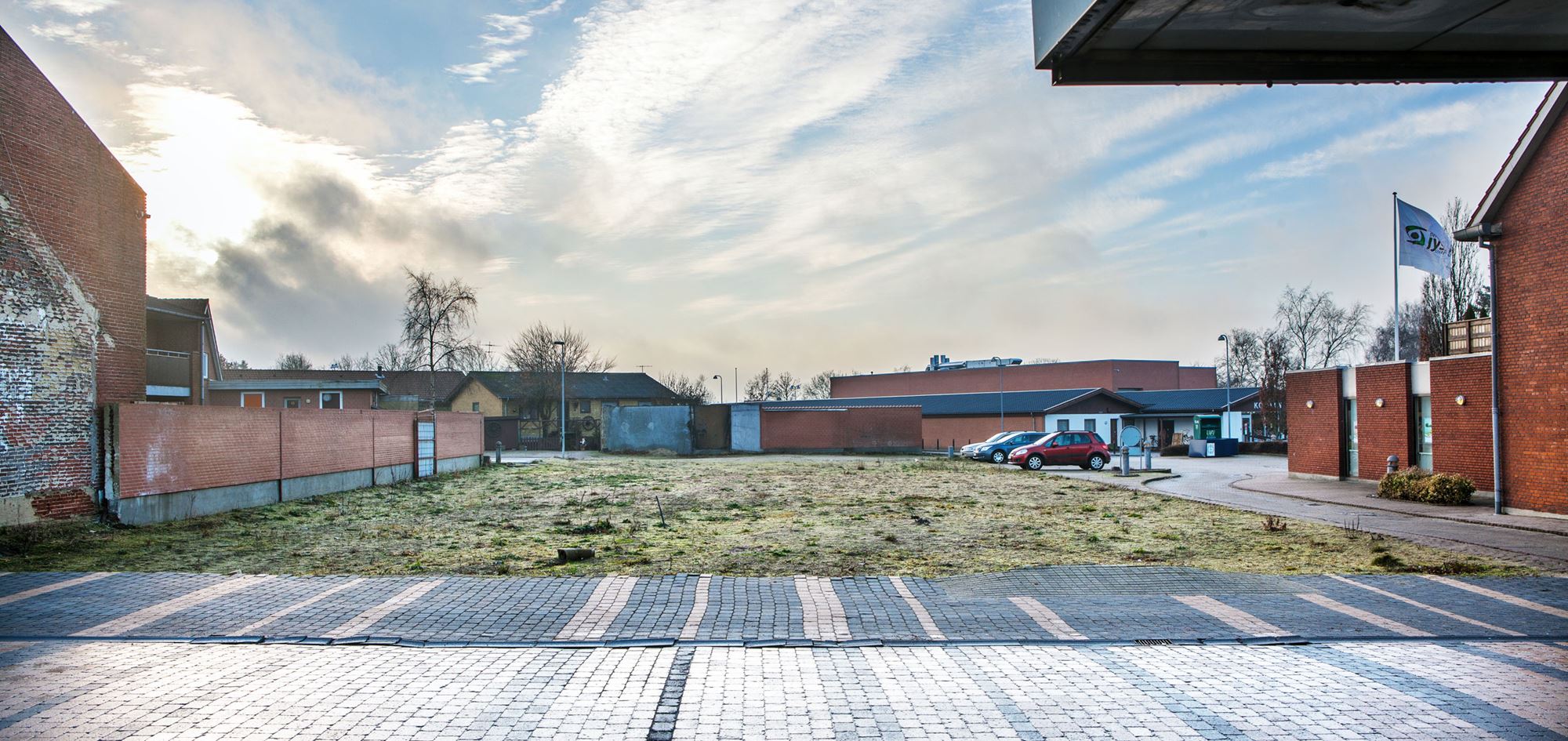 På konferencen vil Ikast-Brande kommune blandt andet dele sine erfaringer med at skabe nyt liv i bymidten. Her en brandtomt ved hovedgaden i Bording, som snart skal genopstå som et af byens centrale fællesrum (billedet nedenfor).