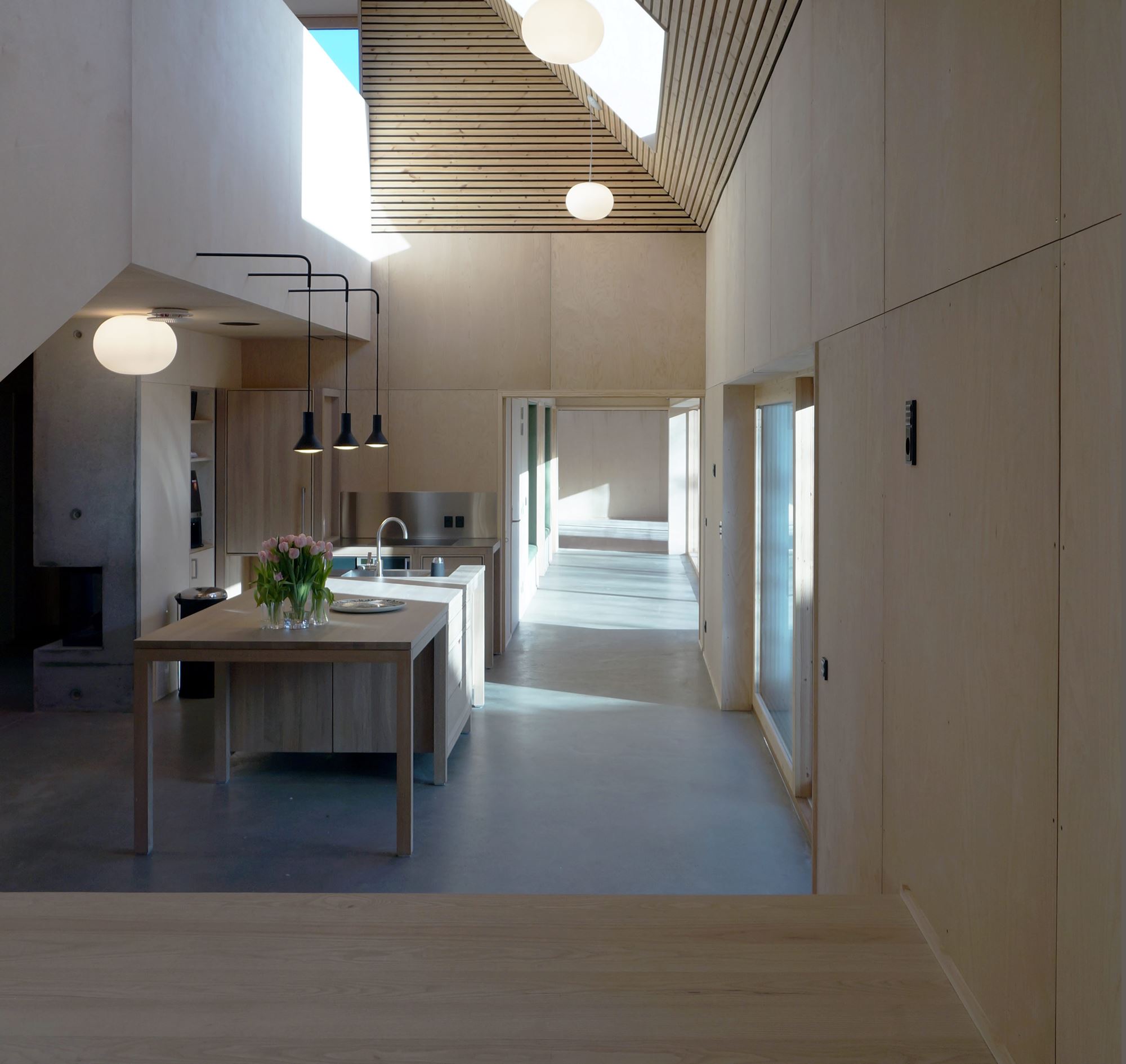 Den smukke villas karakteristika med parketgulve, stuklofter og franske døre er smeltet sammen med ny arkitektur.