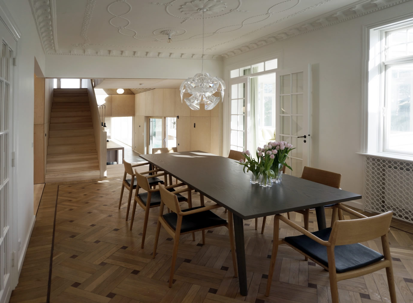 Spisestue med lysekrone og stuklofter.