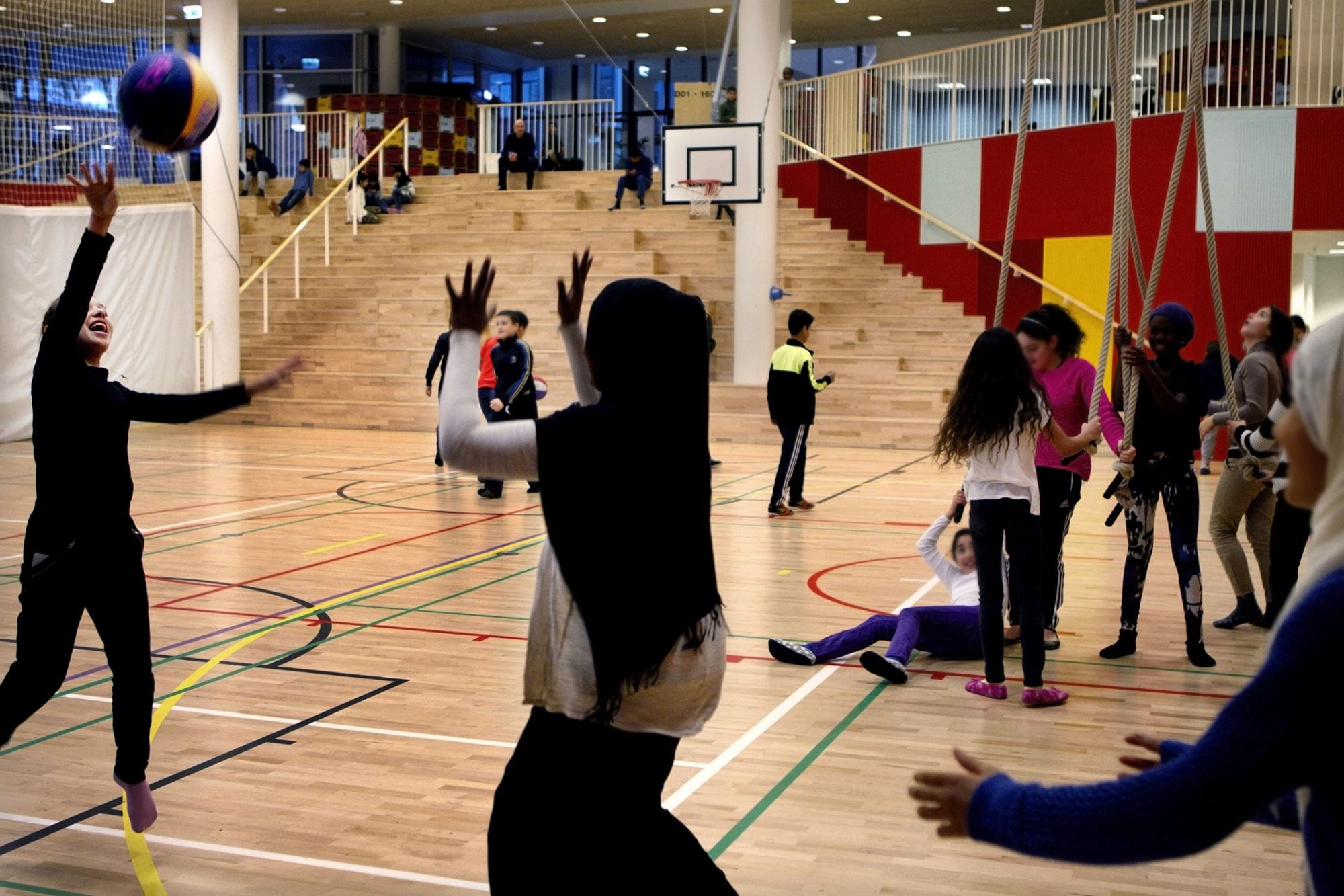 Nye og gode faciliteter kan gøre idrætstimerne sjovere. Men hvordan skabes der med udgangspunkt i de samme faciliteter mere fri leg og bevægelse i fritiden? 